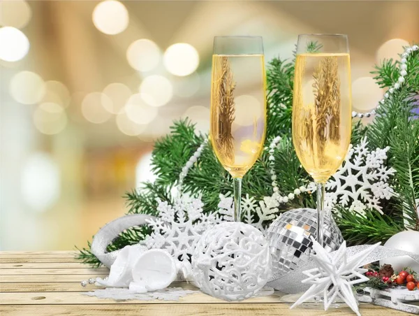 Verres Flûte Champagne Décoration Noël Sur Fond Lumineux — Photo