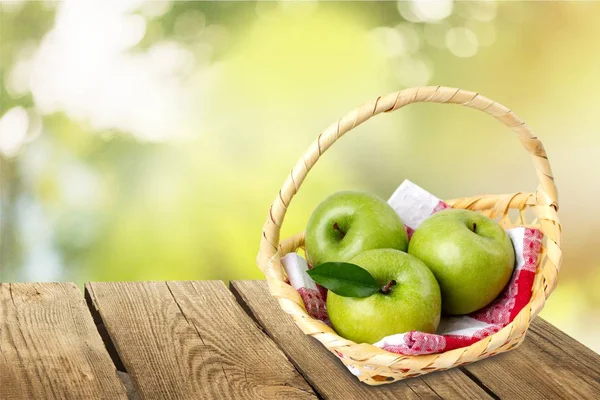 Pila Manzanas Frescas Canasta Mimbre Mesa Madera Jardín Verano —  Fotos de Stock