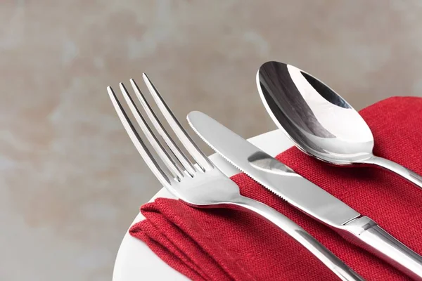 赤いテーブルクロスにフォークスプーンとナイフ — ストック写真