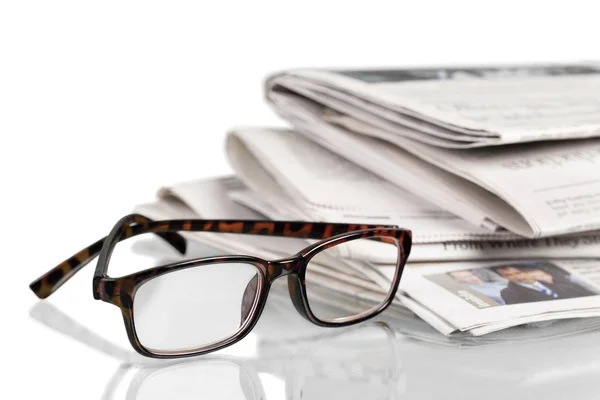 新聞や眼鏡のスタック — ストック写真