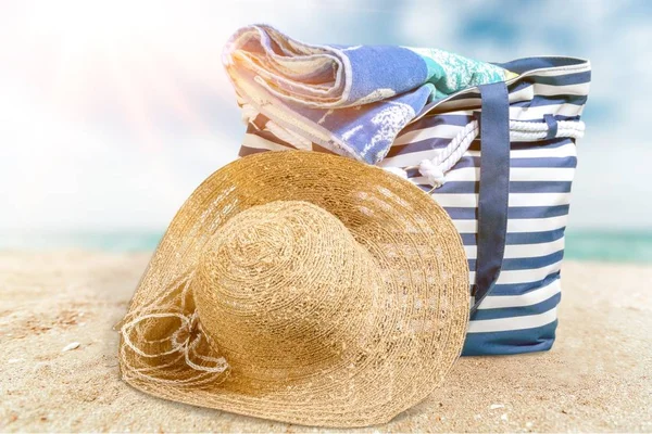 沙滩袋和稻草帽在沙滩上 — 图库照片