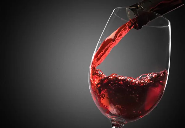 Kırmızı Şarap Olmak Bardağı Closeup Döktü — Stok fotoğraf