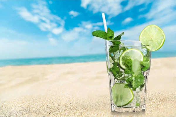 Glas Mit Mojito Alkoholcocktail Sandstrand — Stockfoto