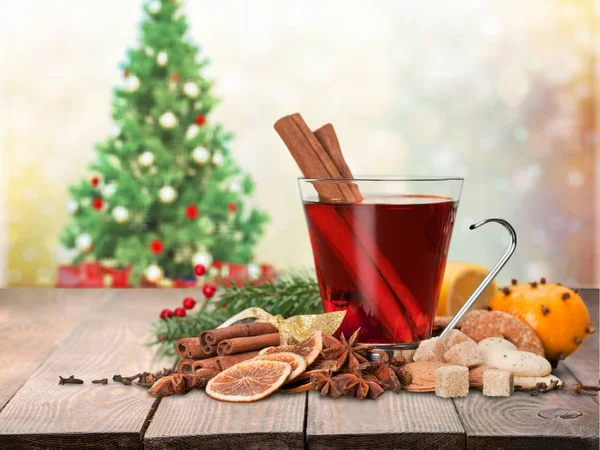 Glühwein Mit Zimt Und Weihnachtsdekoration — Stockfoto