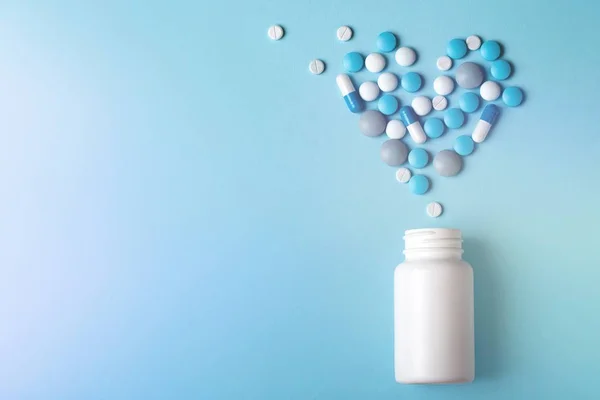 Nahaufnahme Bunter Pillen Und Tabletten Aus Dem Behälter Herzform — Stockfoto