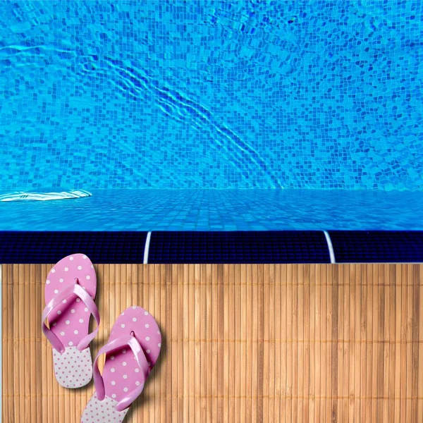 Sandálias Praia Perto Piscina Com Água Azul Clara — Fotografia de Stock