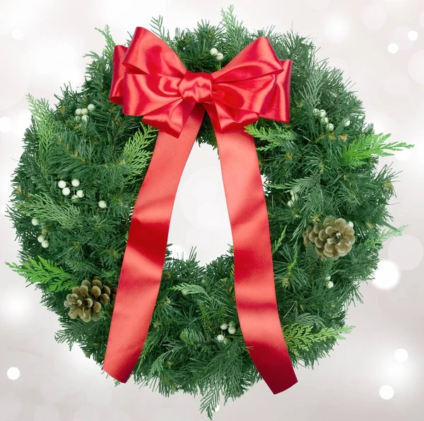 Decoração Grinalda Natal Com Arco Vermelho Fundo Branco — Fotografia de Stock