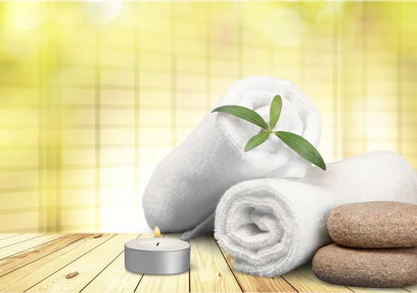 Wellness Behandlungskonzept Weiße Handtücher Kerze Grüne Pflanze Und Heiße Steine — Stockfoto