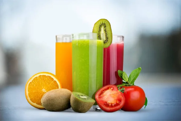 Olika Hälsosamma Juicer Med Färsk Frukt — Stockfoto