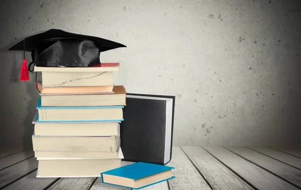 Sombrero Graduación Libros Sobre Mesa Madera —  Fotos de Stock