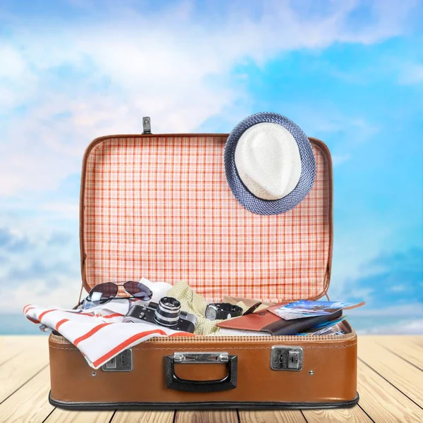 レトロな写真のカメラと海の岸に麦わら帽子ヴィンテージ スーツケース — ストック写真