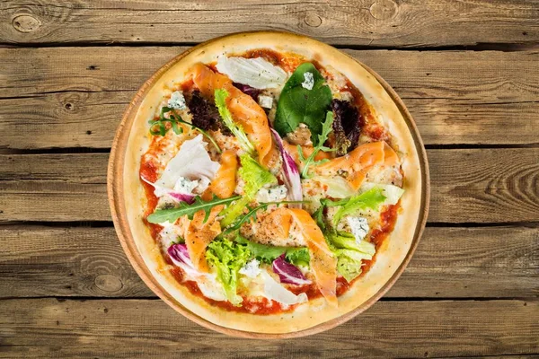 Deliciosa Pizza Com Ervas Presunto Mesa Madeira — Fotografia de Stock