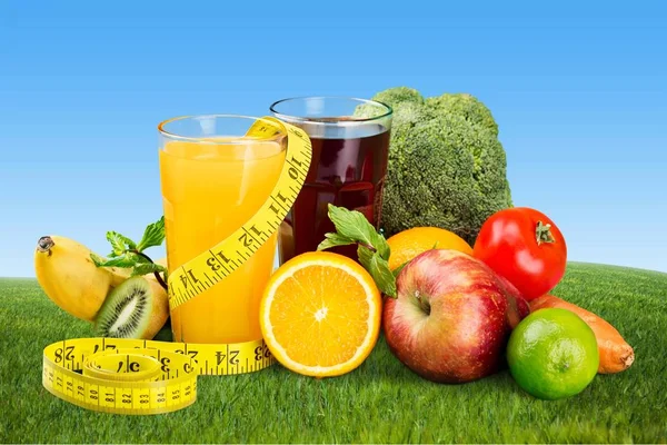 Diverse Verse Groenten Fruit Jus Orange Lintmeter Groen Gras Gezond — Stockfoto