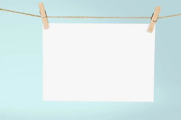 Papier hangen op de waslijn — Stockfoto