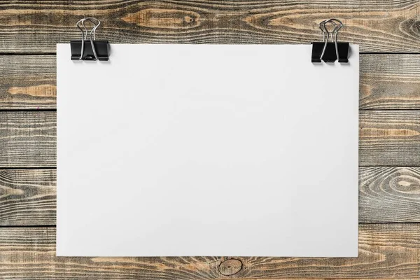 Weißes Blankopapier Mit Clips Auf Holzplanken Hintergrund — Stockfoto