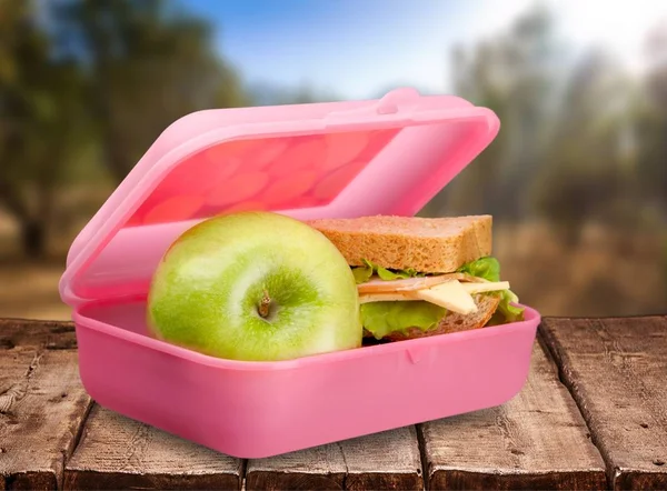 Scatola Pranzo Con Mela Panino Sul Tavolo — Foto Stock