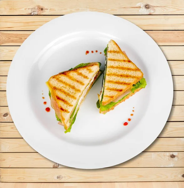 Gegrilde Helften Van Broodjes Witte Plaat — Stockfoto