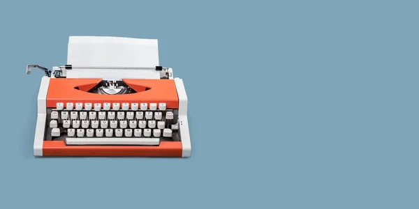 Máquina Escrever Antiquado Retro Velho Typescript Fundo Azul — Fotografia de Stock