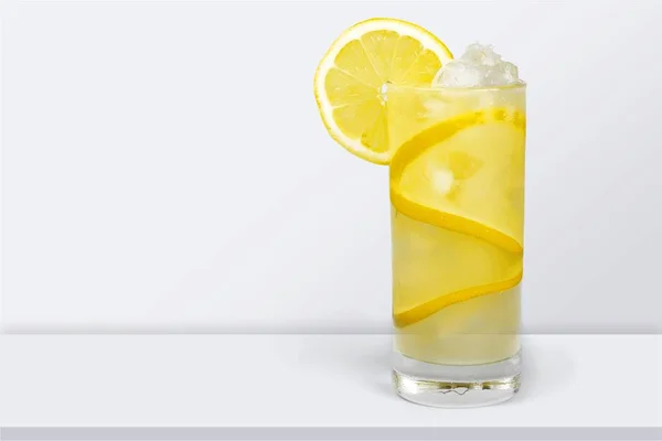 木製のテーブルに新鮮なレモンでレモネード — ストック写真