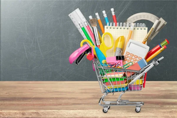 Alışveriş sepeti içinde okul Kırtasiye kompozisyon