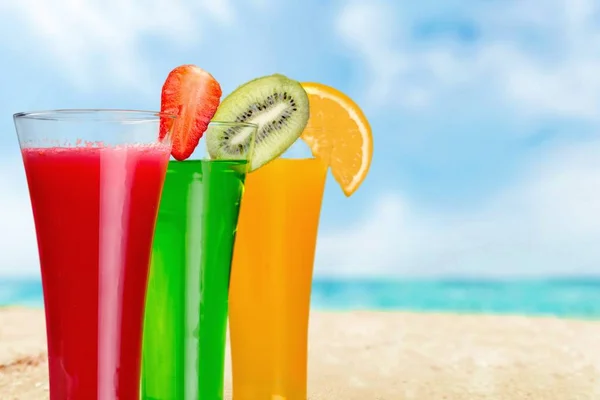 各式夏日鸡尾酒与海洋海滩背景 — 图库照片