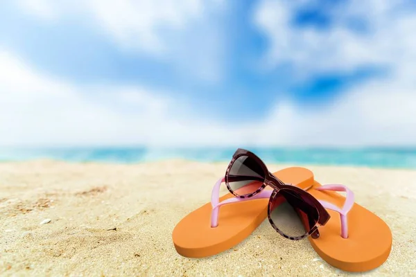 Playa Arena Con Chanclas Gafas Sol — Foto de Stock