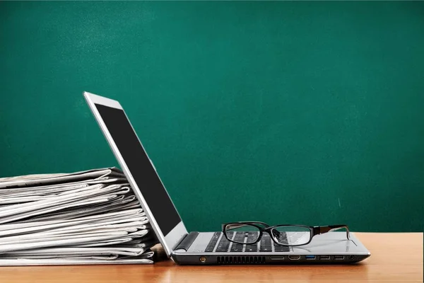 Stack Newspapers Laptop Eyeglasses — Stock Photo, Image