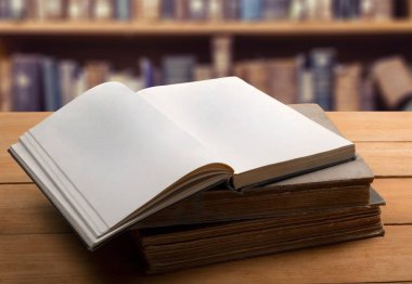 Vintage kitap üzerinde arka izole yığını