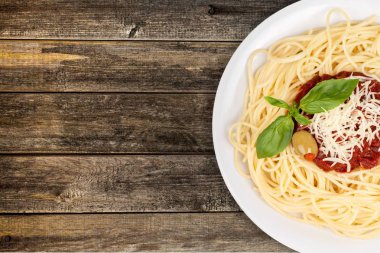 Ahşap masa üzerinde domatesli spagetti makarna 