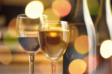 Flüt bardak şampanya parlak zemin üzerine