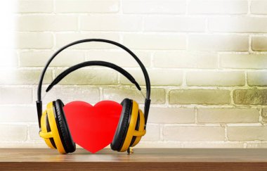 Modern kulaklıklar ve arka planda izole kırmızı kalp 