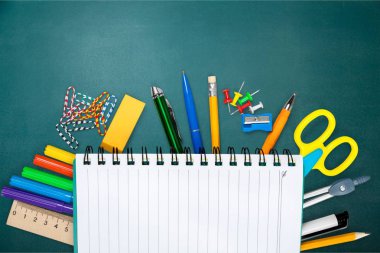 Açık renkli okul kırtasiye kompozisyonu