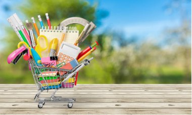 Alışveriş sepeti içinde okul Kırtasiye kompozisyon