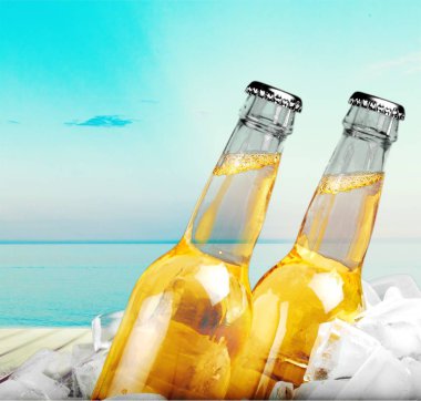 Bira şişeleri ile arka plan bulanık buza