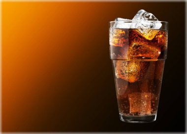 Koyu arkaplanda buz küpleriyle iç 