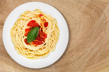 Ahşap masa üzerinde domatesli spagetti makarna 