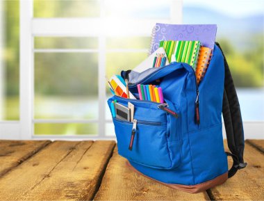 Ahşap masa üzerinde okul sırt çantası ile ileti örneği