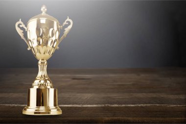 Arka plan üzerinde izole altın kupa bardak