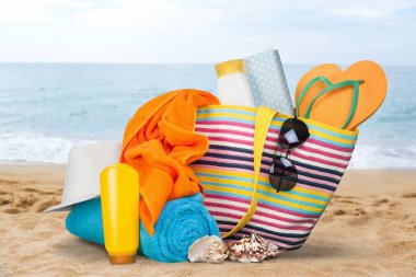 beach in, güneşlenme krem ve kumlu sahilde deniz kabuklarını çanta