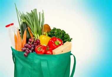 Alışveriş çantası masada bakkal ürünleri ile 