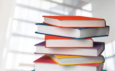 Okulda kitap üzerinde arka plan bulanık yığını