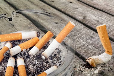 Kül tablası ve füme sigara, yakından görmek