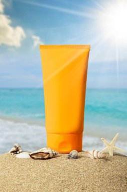 güneşlenme krem ve kum plajındaki kabukları 