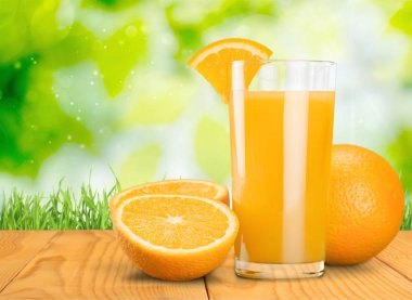 yakın çekim cam masada lezzetli taze portakal suyu