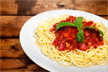 Spagetti makarna beyaz tabakta domates ile 