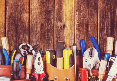 çeşitli tamir araçları ahşap arka plan üzerinde 