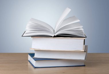 Ahşap arka plan üzerinde kitaplığındaki kitap yığını