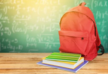 Okul sırt çantası ve ahşap masa kitap