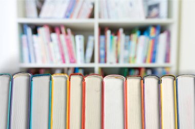 Satır arka plan bulanık renkli kitap 