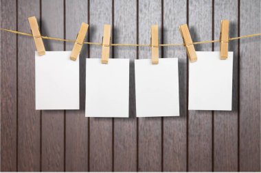 İpte asılı boş beyaz evrak